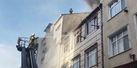 Küçükçekmece’de 3 katlı binanın çatı katı alev topuna döndü, vatandaş yangına bahçe hortumuyla müdahale etti