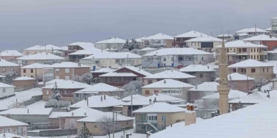 Kulu’da mevsimin ilk kar yağışı etkili oldu