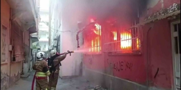 Kumaş deposu alevlere teslim oldu