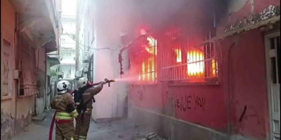 Kumaş deposu alevlere teslim oldu