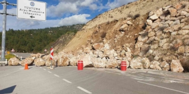 Kumluca-Kemer karayolunda toprak kayması, heyelanı önlemek için örülen duvardaki kayalar yola saçıldı