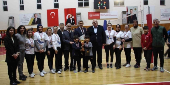 Kumluca’da kadınlar öğretmenler arasında düzenlenen voleybol turnuvası sona erdi