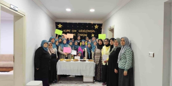 Kur’an okumayı öğrenen kadınlar için program yapıldı