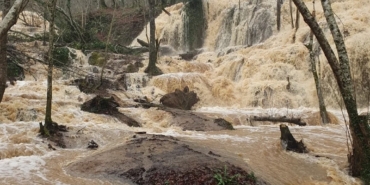 Kuruyan Karapınar Şelalesi yağışlarla yeniden hayat buldu