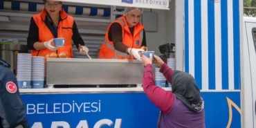 Kuşadası Belediyesi’nin sıcak çorba ikramı başladı