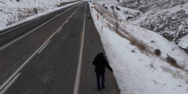 Kuşlar için yol kenarlarına buğday serptiler