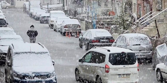 Kütahya beyaza büründü, kar yağışı ulaşımı olumsuz etkiledi
