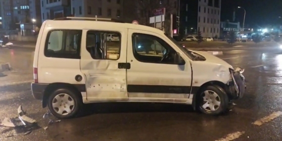 Kütahya’da ambulans ile otomobil çarpıştı: 1 yaralı