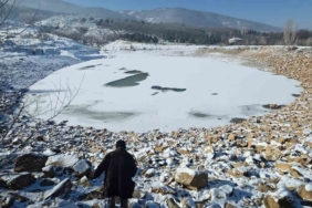 Kütahya’da dondurucu soğuklar göleti tamamen buzla kapladı
