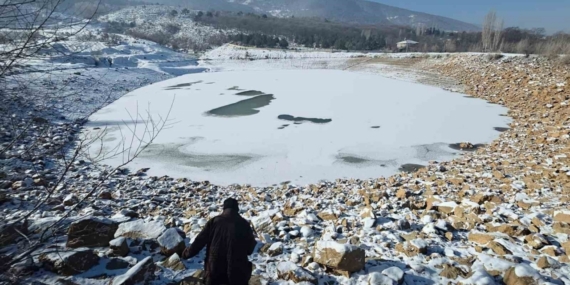 Kütahya’da dondurucu soğuklar göleti tamamen buzla kapladı