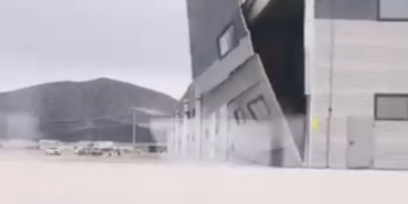 Kütahya’da şiddetli rüzgâr fabrikanın duvarını işte böyle yıktı