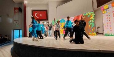 Kütahya’da "Zamanda Aile Yolculuğu" adlı çocuk tiyatrosu son kez sahnelendi