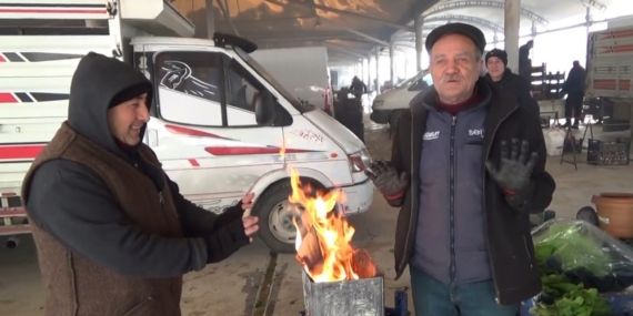 Kütahyalı pazarcılar tenekede ateş yakarak ısınıyor