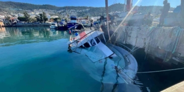 Kuvvetli rüzgar Güllük’te tekneyi batırdı