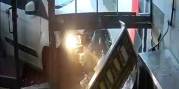 Lavaş getirdiği dönerciye aracıyla girdi