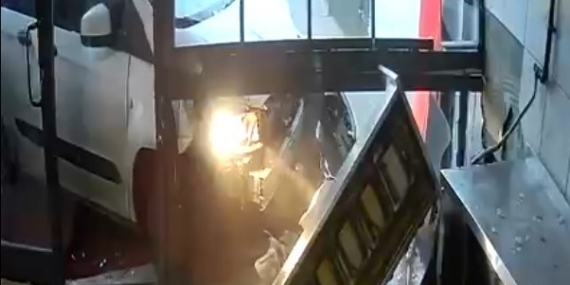 Lavaş getirdiği dönerciye aracıyla girdi