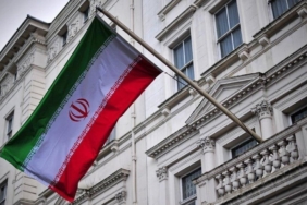 Londra’da göstericiler İran Büyükelçiliği’nde 1979 devrimi öncesine ait İran bayrağı açtı