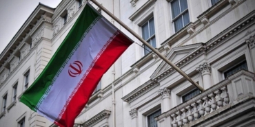 Londra’da göstericiler İran Büyükelçiliği’nde 1979 devrimi öncesine ait İran bayrağı açtı