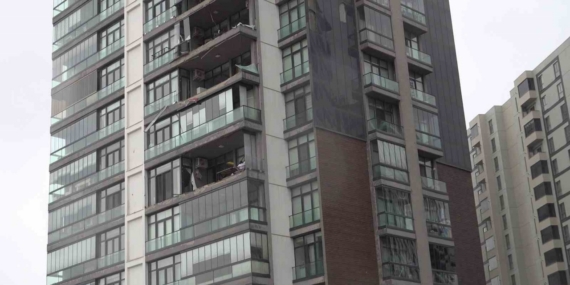 Lüks sitenin cam balkonları lodosla beraber uçtu