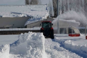 Maç öncesi saha kardan temizlendi