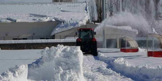 Maç öncesi saha kardan temizlendi