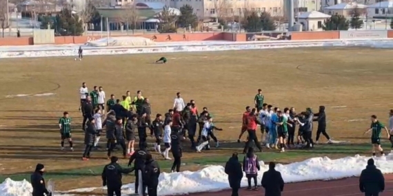 Maç sonu tekme ve yumruklar havada uçuştu