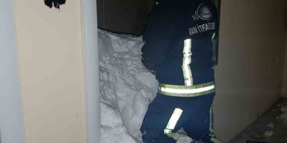 Mahalleye çığ düştü: 1 kişi kayıp, 22 ev boşaltıldı