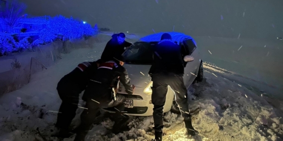 Mahsur kalan vatandaşları jandarma kurtardı