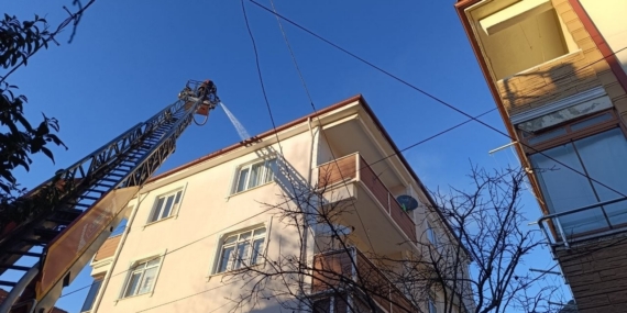 Mangal yakmak isterken çatıyı ateşe verdi