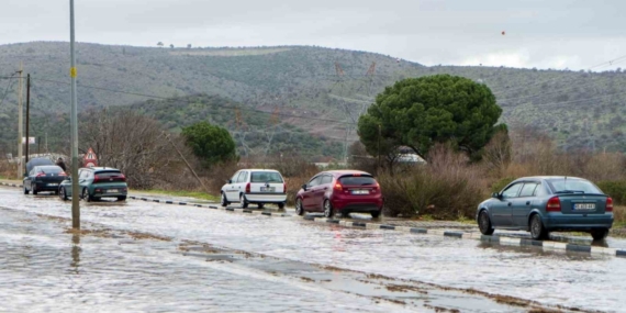 Manisa’da cadde ve sokaklar göle döndü, birçok noktayı su bastı