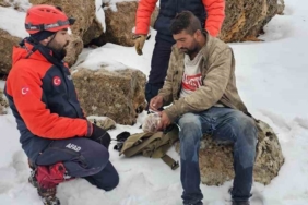 Mardin’de kar ve tipi altında mahsur kalan çoban kurtarıldı