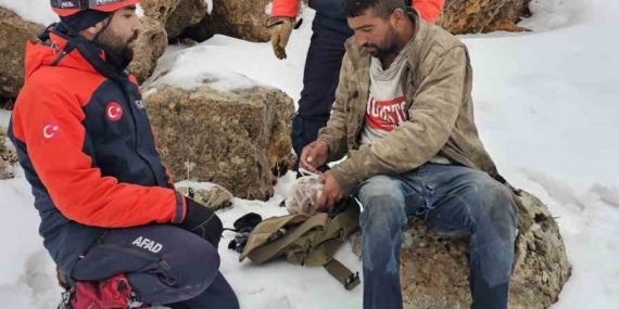 Mardin’de kar ve tipi altında mahsur kalan çoban kurtarıldı