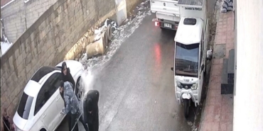 Mardin’de kopan elektrik teli gençlerin üzerine düştü