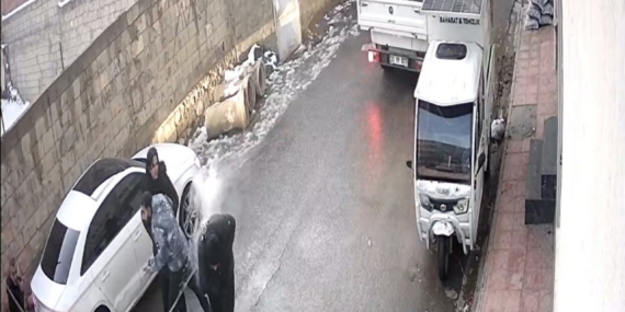 Mardin’de kopan elektrik teli gençlerin üzerine düştü