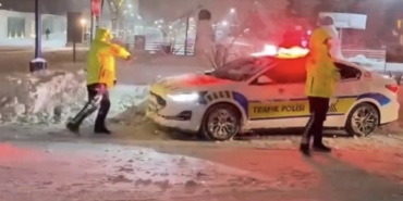 Mardin’de yürekleri ısıtan görüntüler: Polis ve çocukların kar topu savaşı kamerada