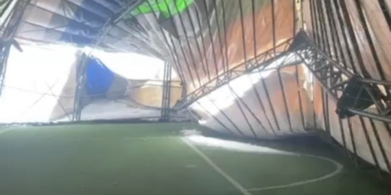 Mardin’nde yoğun kar nedeniyle kapalı halı sahanın çatısı çöktü