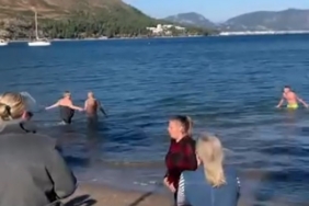 Marmaris’te yaşayan yerleşik yabancılar 2026’yı denize girerek karşıladı