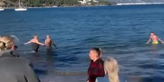 Marmaris’te yaşayan yerleşik yabancılar 2026’yı denize girerek karşıladı