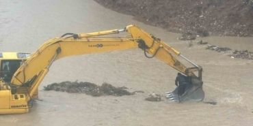 Mersin’de aracıyla çaya düşen sürücü kurtarıldı