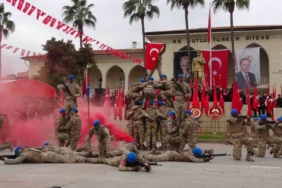 Mersin’de coşkulu kurtuluş yıl dönümü: JÖAK helikopter ile ‘üzüm salkımı’ gösterisi yaptı