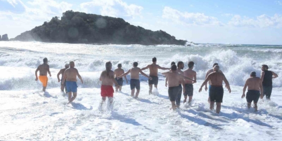 Mersin’de gelenek bozulmadı, yeni yılın ilk gününde denize girdiler