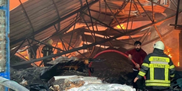 Mersin’de plastik ham madde deposunda yangın: Çok sayıda itfaiye ekibi müdahale ediyor