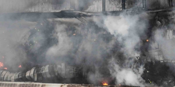 Mersin’deki plastik ham madde deposunda çıkan yangın kontrol altına alındı