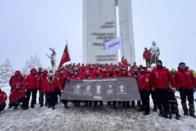 Metristepe’de 18 yıllık vefa: AKUT, İnönü Zaferi’ni kar altında kutladı