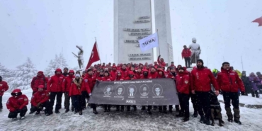 Metristepe’de 18 yıllık vefa: AKUT, İnönü Zaferi’ni kar altında kutladı