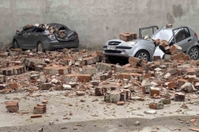 Metruk binanın çatı duvarı otoparka devrildi, 6 araçta hasar oluştu