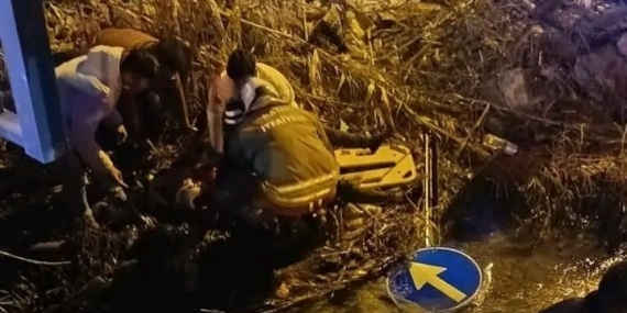 Minibüsle çarpışan motosiklet su kanalına devrildi: 2 kişi yaralandı