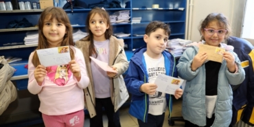 Minik ellerden büyük mutluluk: Anaokulu öğrencileri ilk mektuplarını PTT’ye teslim etti