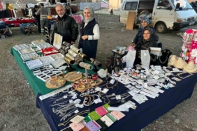 Mollabey’de ucuzluk pazarı yoğun ilgi görüyor