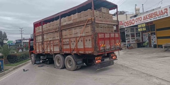 Motosiklet kamyonun altına girdi, savrulan sürücü ağır yaralandı